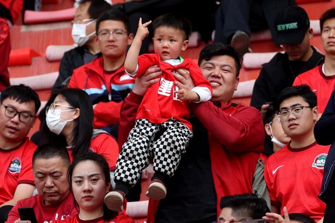 河南球迷怒吼：引援组请携败退场