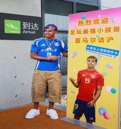 亚马尔换清爽新发型，弟弟染一头蓝发引发网友热议