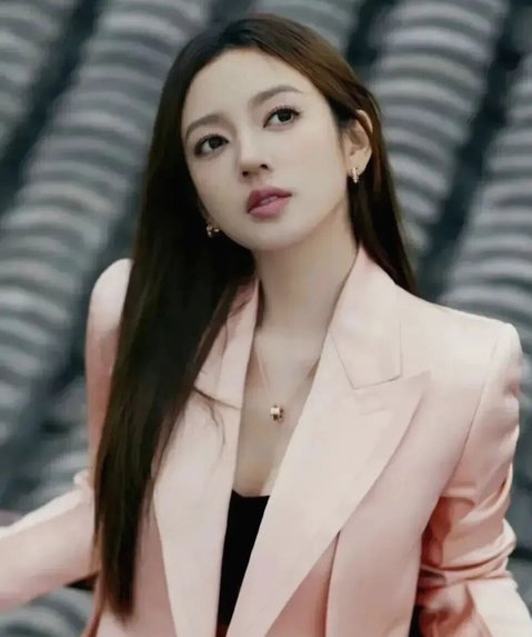 贝林厄姆女友晒图，深V上衣展现完美曲线